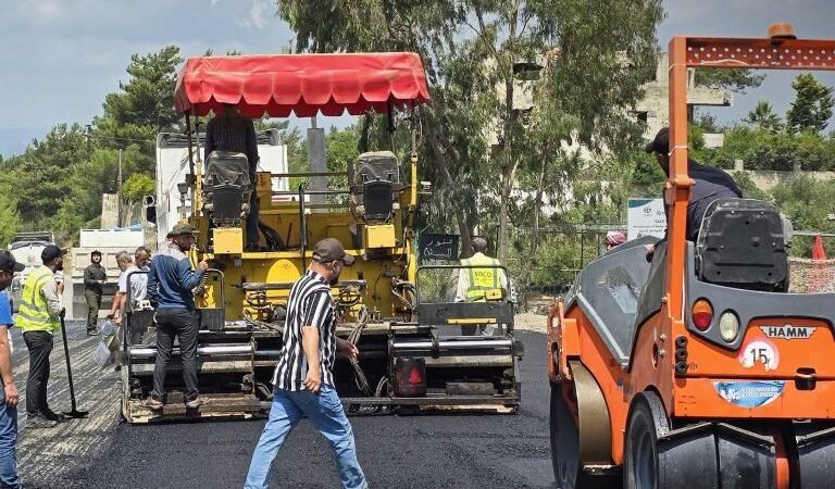 بدء أعمال تأهيل طريق سلمى – وطى الخان في ريف اللاذقية