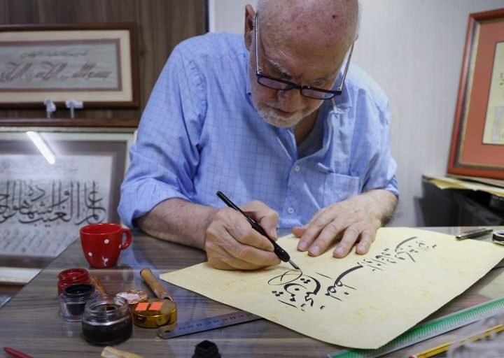 مصطفى نجار.. مسيرة نصف قرن في فن الخط العربي