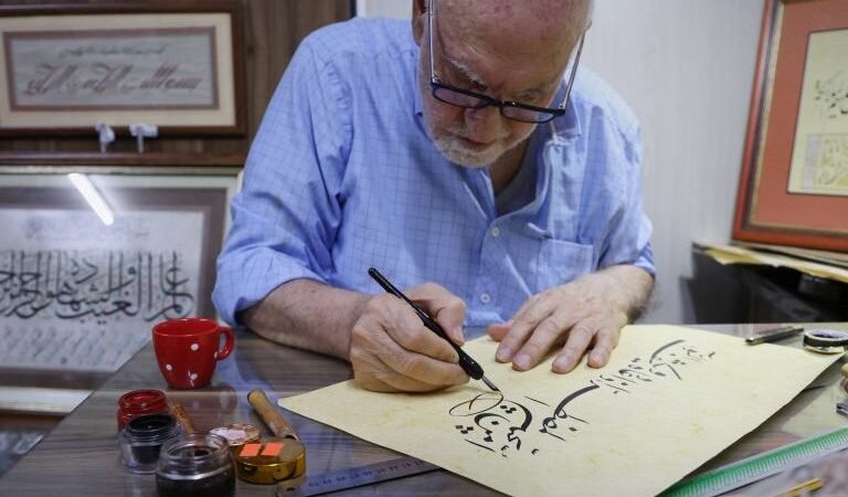 مصطفى نجار.. مسيرة نصف قرن في فن الخط العربي