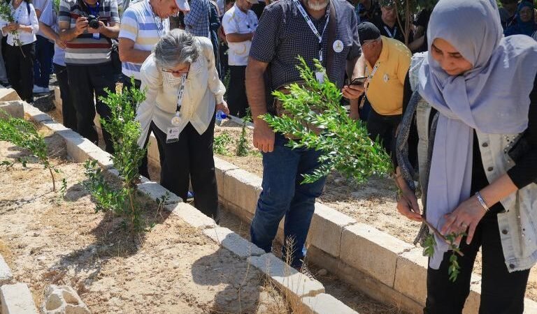 مشاركون في فعالية “حديث السوريين الخامس” يزورون مقبرة ضحايا مجزرة الكيماوي بزملكا