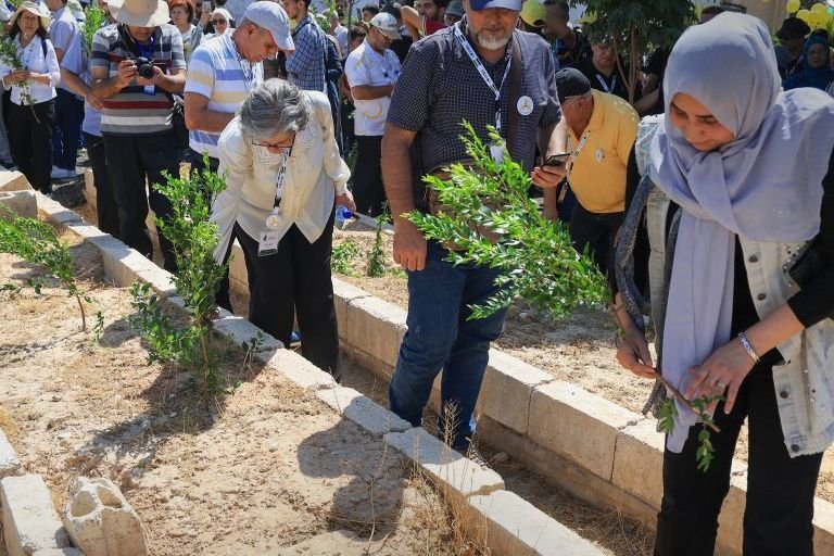 مشاركون في فعالية “حديث السوريين الخامس” يزورون مقبرة ضحايا مجزرة الكيماوي بزملكا