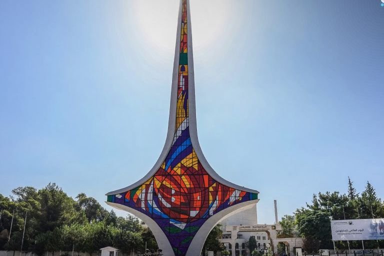 نصب ساحة الأمويين بدمشق: رحلة من رمزية المعرض إلى أيقونة بصرية