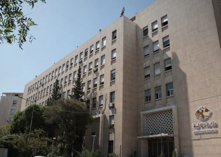 المالية السورية تنجز ملفات الآلاف من المتقاعدين العسكريين وورثتهم