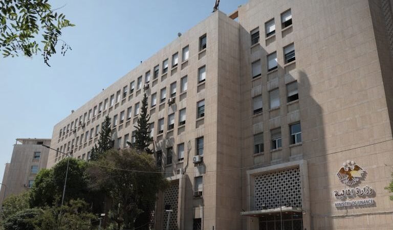 المالية السورية تنجز ملفات الآلاف من المتقاعدين العسكريين وورثتهم