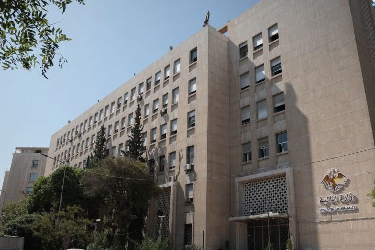 المالية السورية تنجز ملفات الآلاف من المتقاعدين العسكريين وورثتهم