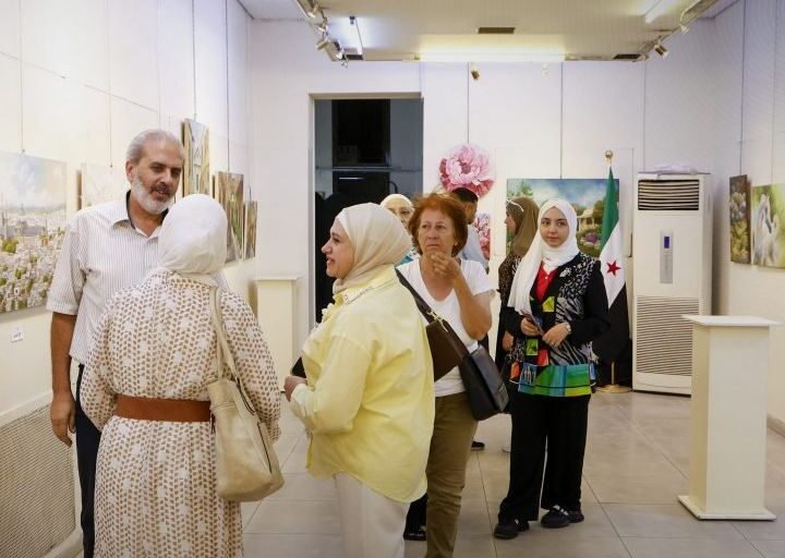 معرض «رؤى» في دمشق يجمع تجارب فنية تعكس حيوية المشهد التشكيلي