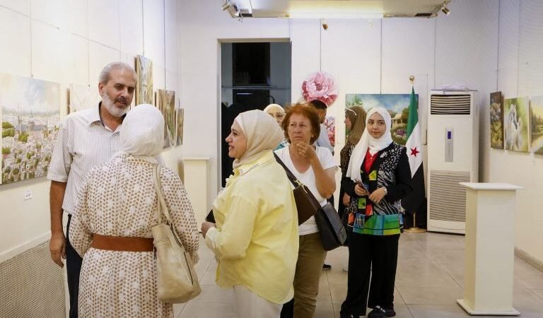 معرض «رؤى» في دمشق يجمع تجارب فنية تعكس حيوية المشهد التشكيلي