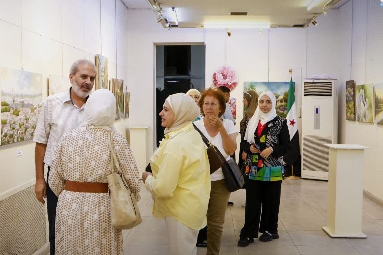 معرض «رؤى» في دمشق يجمع تجارب فنية تعكس حيوية المشهد التشكيلي