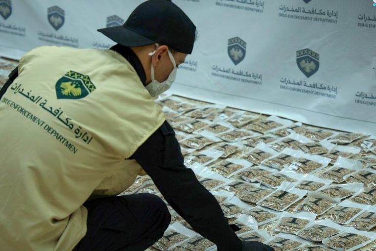 إحباط عملية تهريب كبرى لمخدرات وأسلحة في ريف دمشق