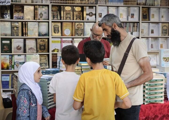 معرض إدلب للكتاب يشهد توسعاً في حلول القراءة الرقمية والتطبيقات التعليمية