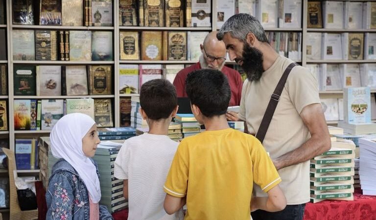 معرض إدلب للكتاب يشهد توسعاً في حلول القراءة الرقمية والتطبيقات التعليمية