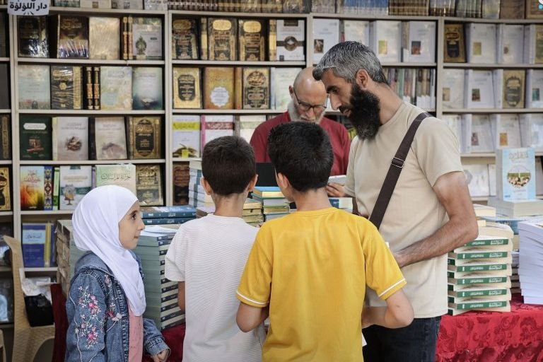 معرض إدلب للكتاب يشهد توسعاً في حلول القراءة الرقمية والتطبيقات التعليمية