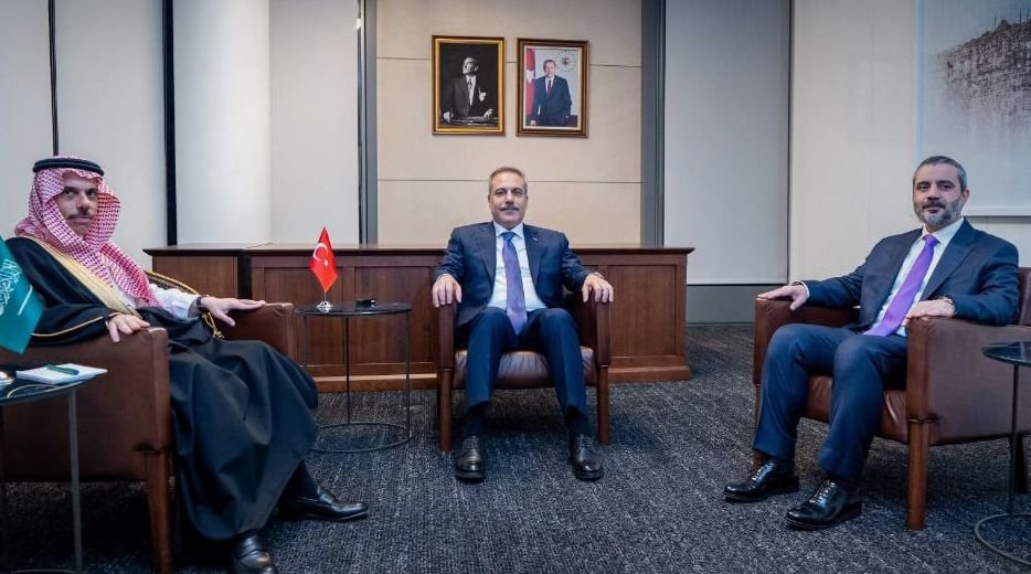 الشيباني يبحث مع نظيريه السعودي والتركي تعزيز التعاون والمستجدات الإقليمية