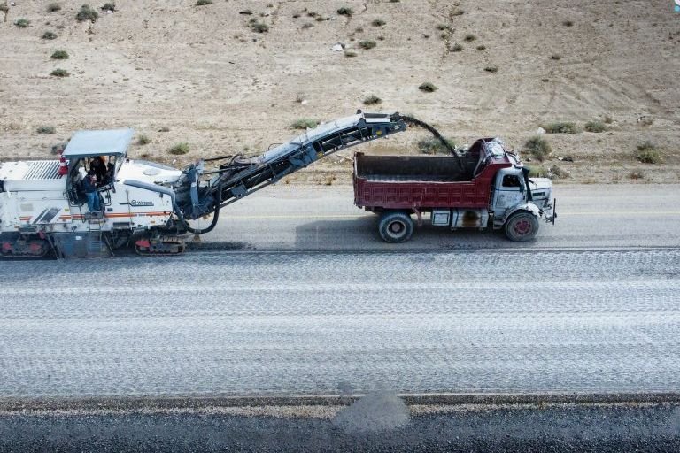 بدء أعمال تأهيل طريق دير الزور- الميادين لتعزيز السلامة المرورية