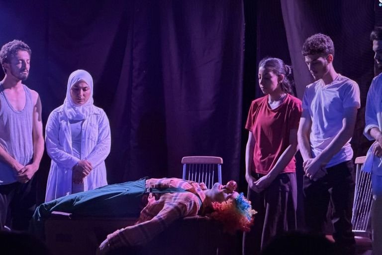 «منمنمات» على مسرح طرطوس: تجربة تشاركية لاستكشاف الهوية والذاكرة