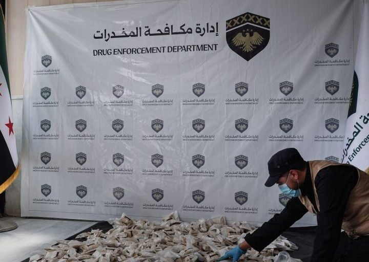 ضبط 250 ألف حبة كبتاغون وتوقيف شخصين بريف حمص الجنوبي
