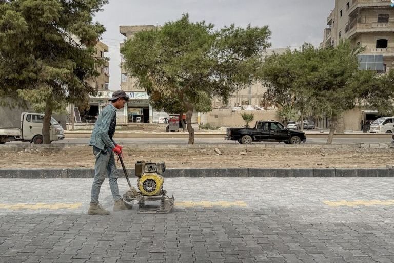 بدء أعمال تأهيل الطريق الخدمي للمدخل الجنوبي لمدينة الرقة