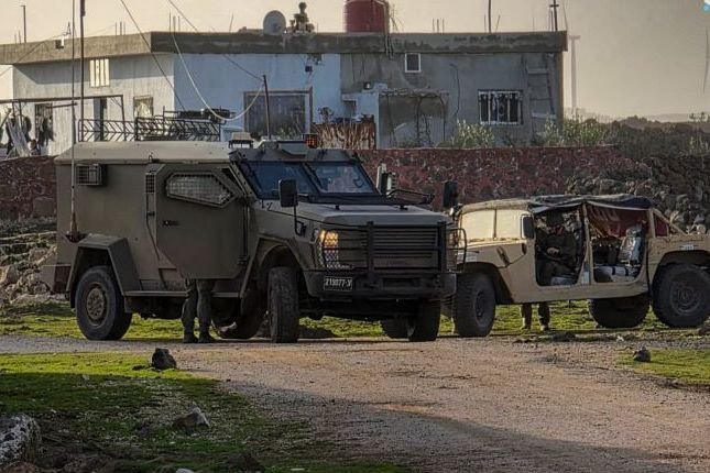 قوات الاحتلال الإسرائيلي تعتقل شخصين في قرية معرية بريف درعا