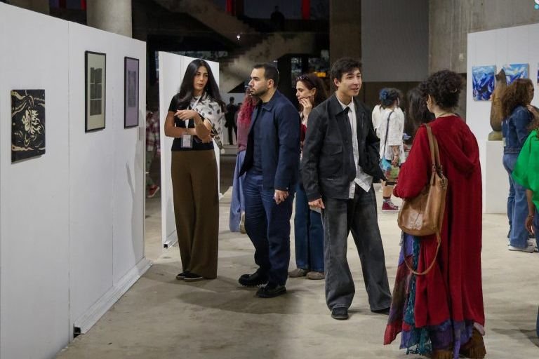 معرض “وَ” في دمشق: خمسون فناناً شاباً يجسدون فضاءات التجريب والإبداع