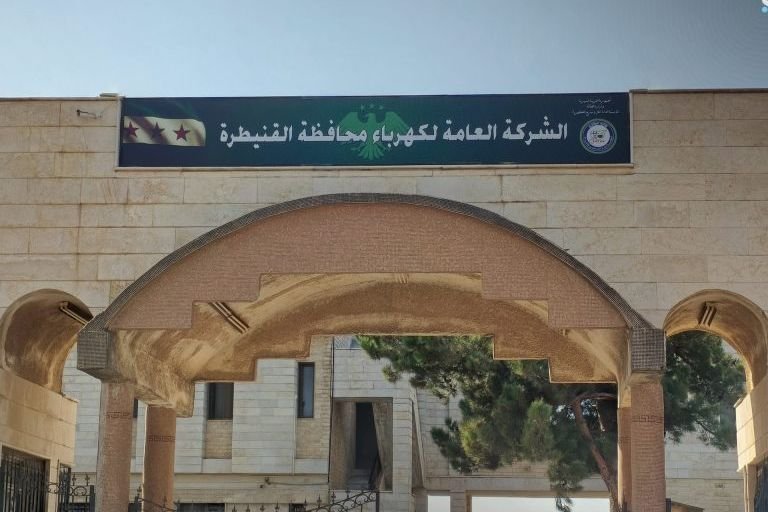 ورشات الكهرباء تباشر تأهيل الشبكة وتركيب عدادات في نبع الصخر بالقنيطرة