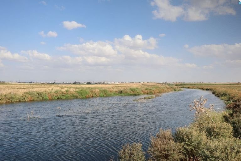 مخاوف بيئية وصحية في بلدة الغارية بريف درعا جراء تسرب مياه الصرف الصحي