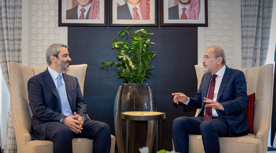 الشيباني والصفدي يبحثان تعزيز العلاقات السورية الأردنية