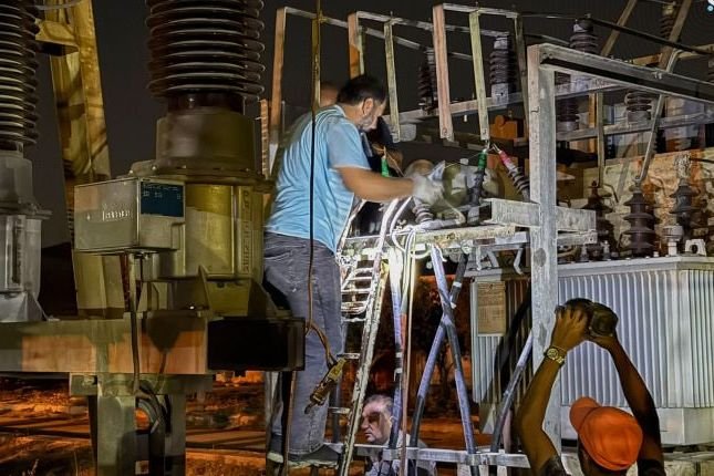 استعادة التيار الكهربائي في أحياء حمص بعد إصلاح أضرار تخريبية