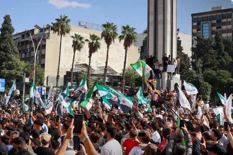 تجمع شعبي في حمص تنديداً بالاعتداءات الإسرائيلية على القنيطرة ودرعا