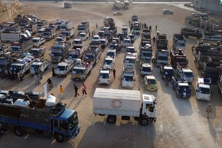 عودة قافلة جديدة تضم 220 عائلة من مخيمات إدلب إلى مناطقها الأصلية
