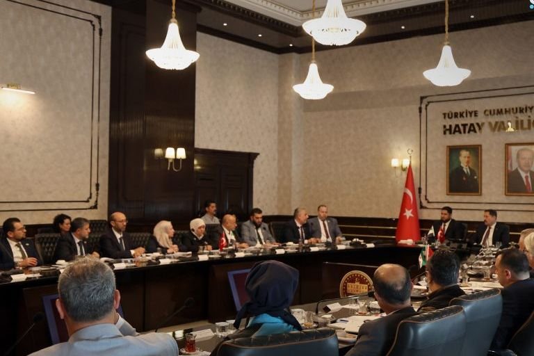 محافظ إدلب يبحث في ولاية هاتاي تعزيز التعاون التنموي والخدمي
