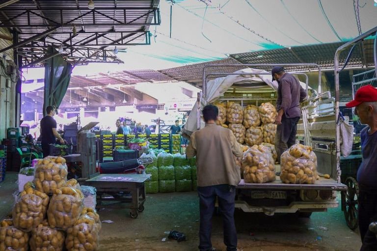 سوق الهال بالزبلطاني: الشريان الحيوي لتوزيع المنتجات الزراعية في سوريا